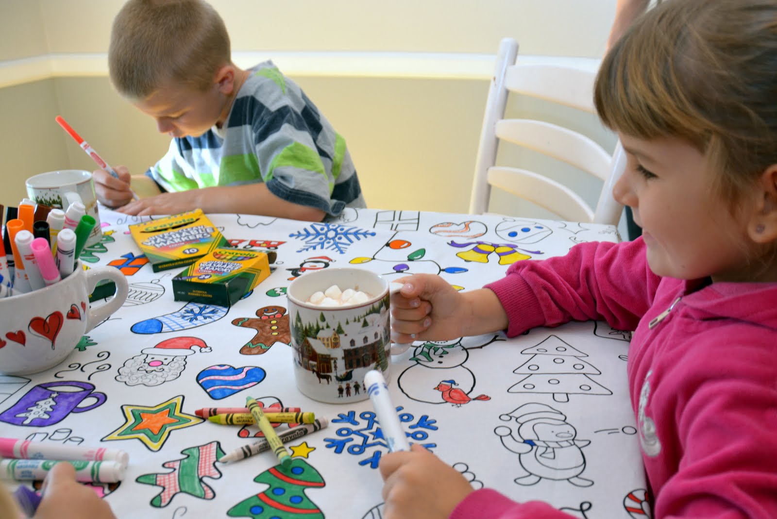 Holiday Tablecloth - Coloring - Family Fun – The Coloring Table